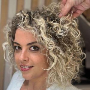 Blondie bouclée