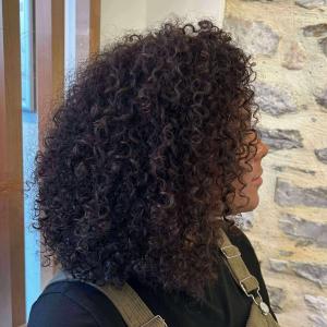 Coupe cheveux bouclée